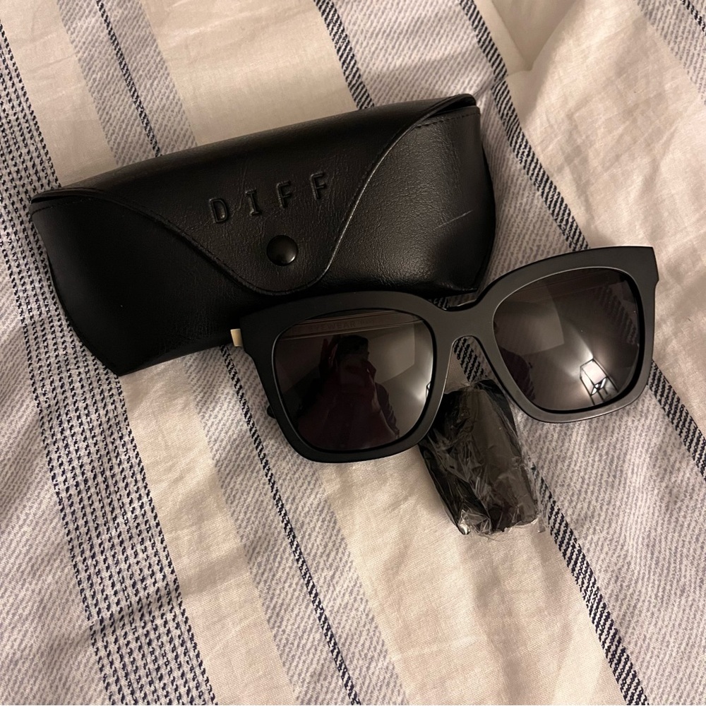 DIFF Eyewear Bella Polarized Sunglasses in Black